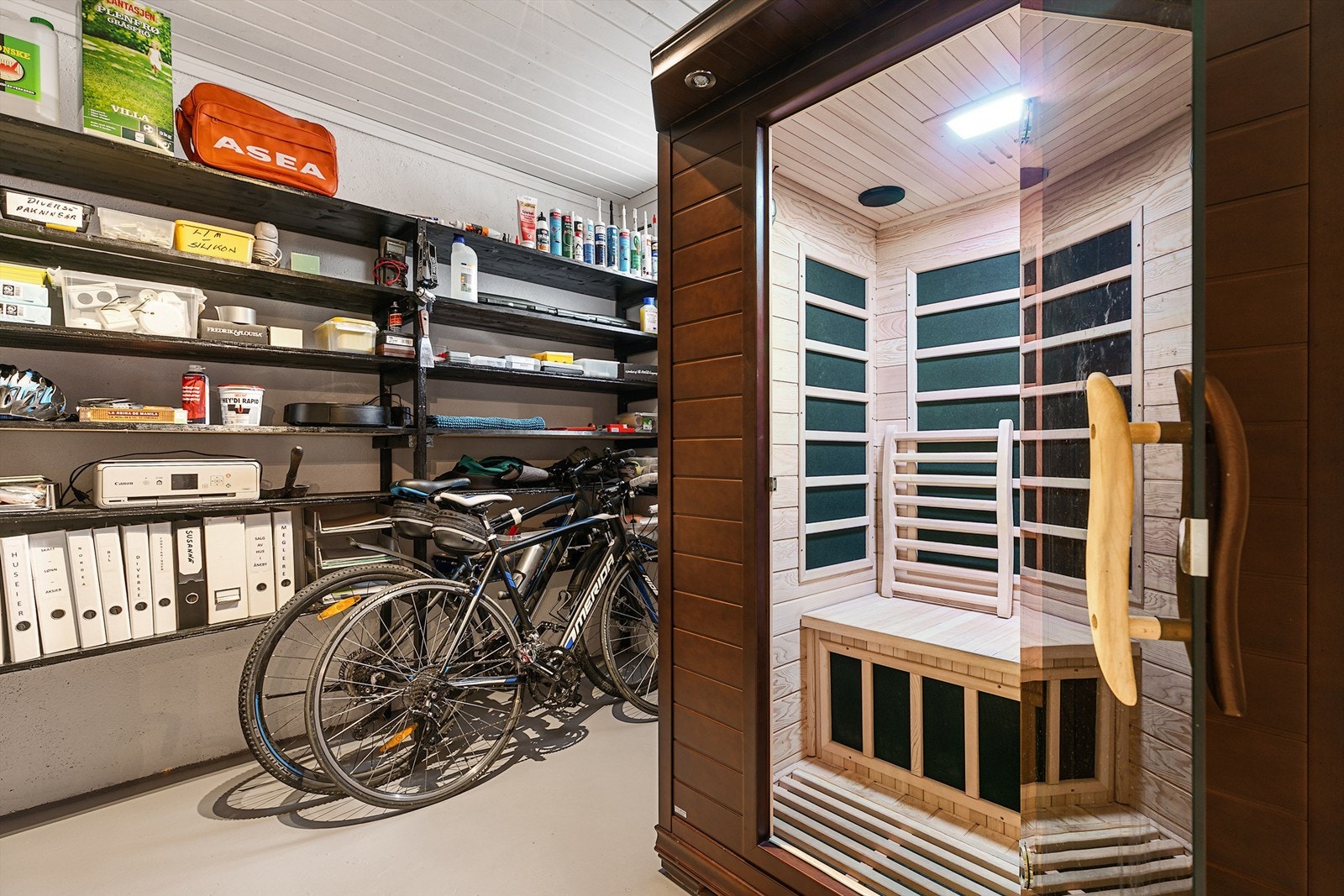 Bod med god oppbevaringsplass og stilig badstue med infravarme bygget som rom i rommet Galleribilde