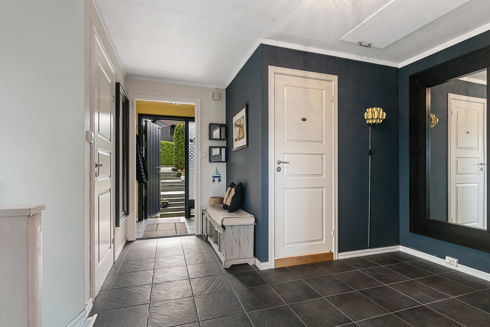 Romslig hall med trappegang ned til u.etg og resten av 1 etg. Galleribilde