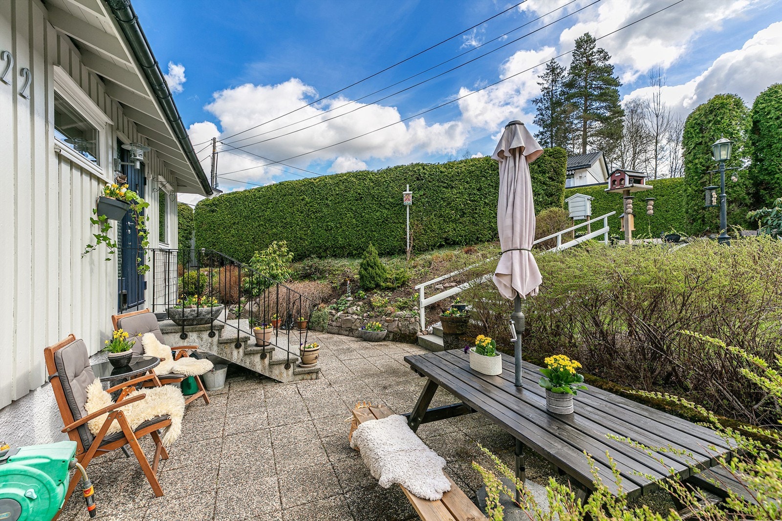 Markterrassen ved inngangen er en fin oase på sommeren god plass til både stoler og grill Galleribilde