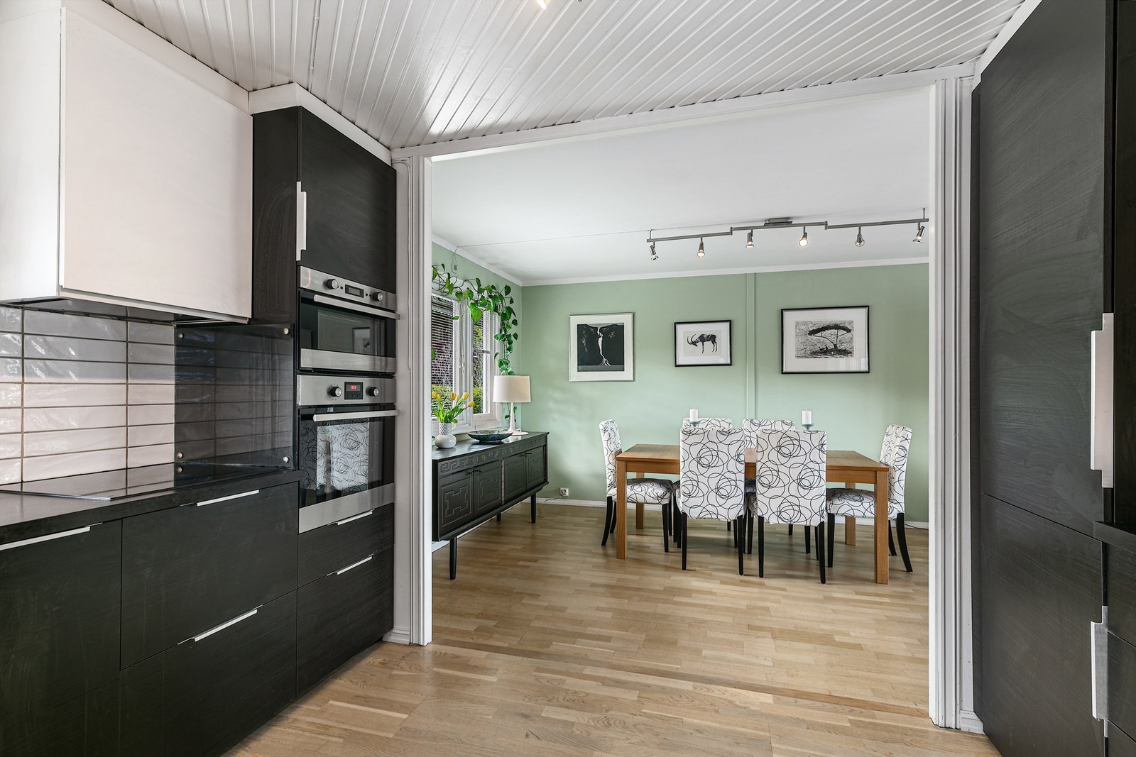 God og åpen løsning mot spisestueplassen fra kjøkkenet Galleribilde