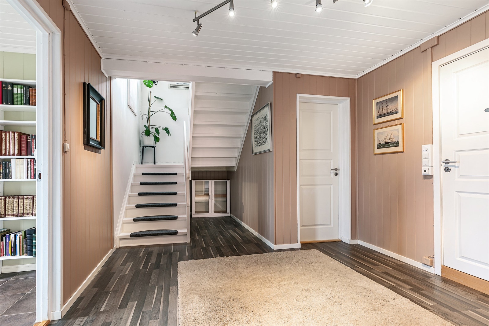 Hall i u.etg med plass til litt lagring under trappen også Galleribilde