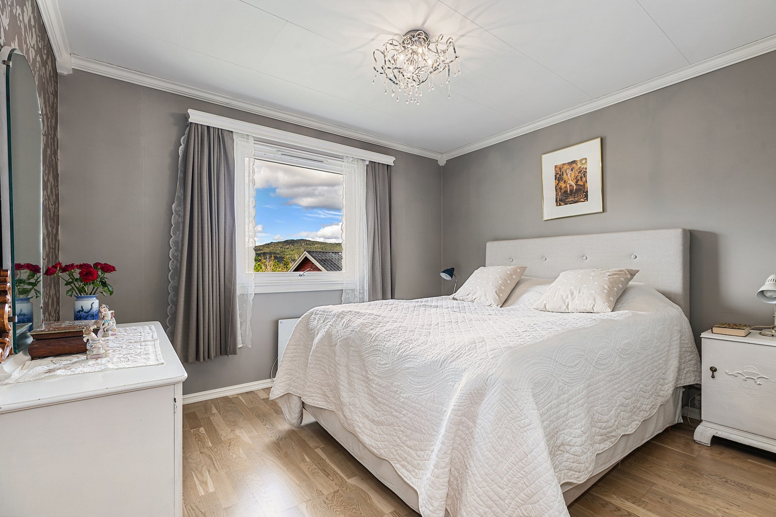 Hovedsoverommet har god plass til dobbeltseng og er holdt i rolige fargevalg Galleribilde