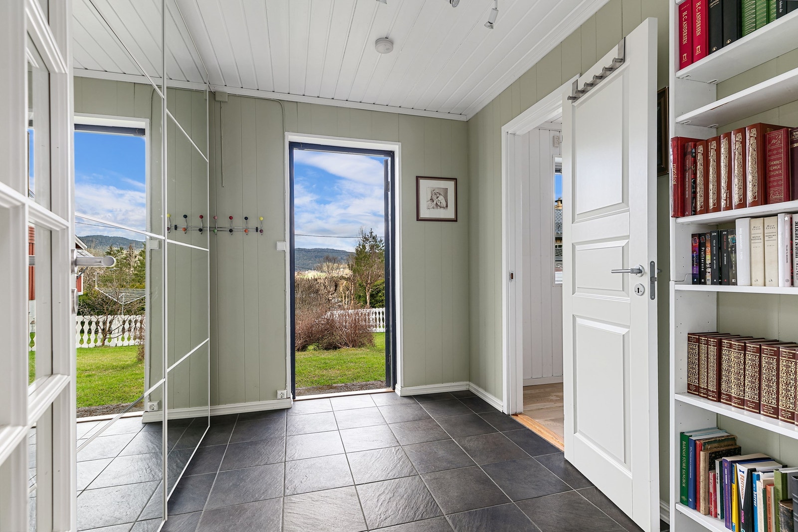 Vindfang/entré i u.etg. med stort dobbelt garderobeskap med speil og skyvedører. Avdeling og etablering av rommet er gjort etter at midlertidig brukstillatelse er gjort. Se salgsoppgavens punkt vedr. ferdigattest for ytterligere informasjon Galleribilde