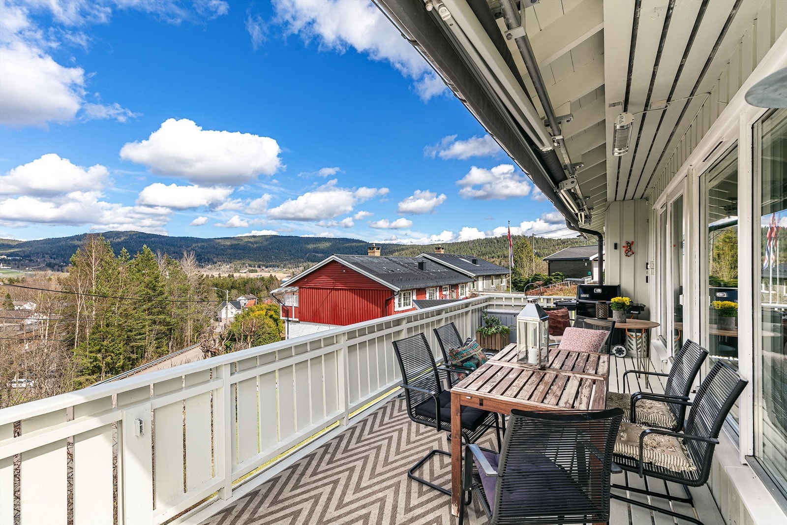 Utsikten fra verandaen er upåklagelig, infravarme og bred terrassemarkise montert Galleribilde