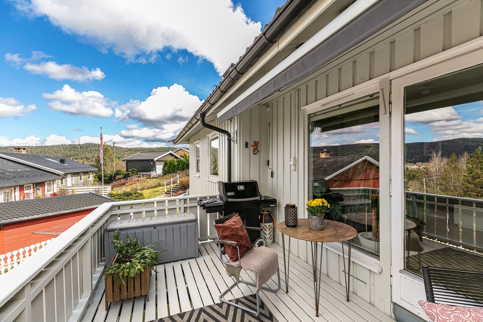 Verandaen kan også nyttes til grillselskapet og byr på fin plass og utsikt. Stor terrassemarkise med motor, det er også etablert infravarme når kvelden begynner å bli litt kjølig Galleribilde