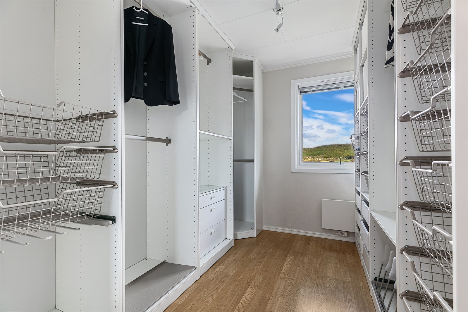 Soverom 3/garderoberom. For den som trenger soverommet er garderobeinnredningen grei å ta ut Galleribilde