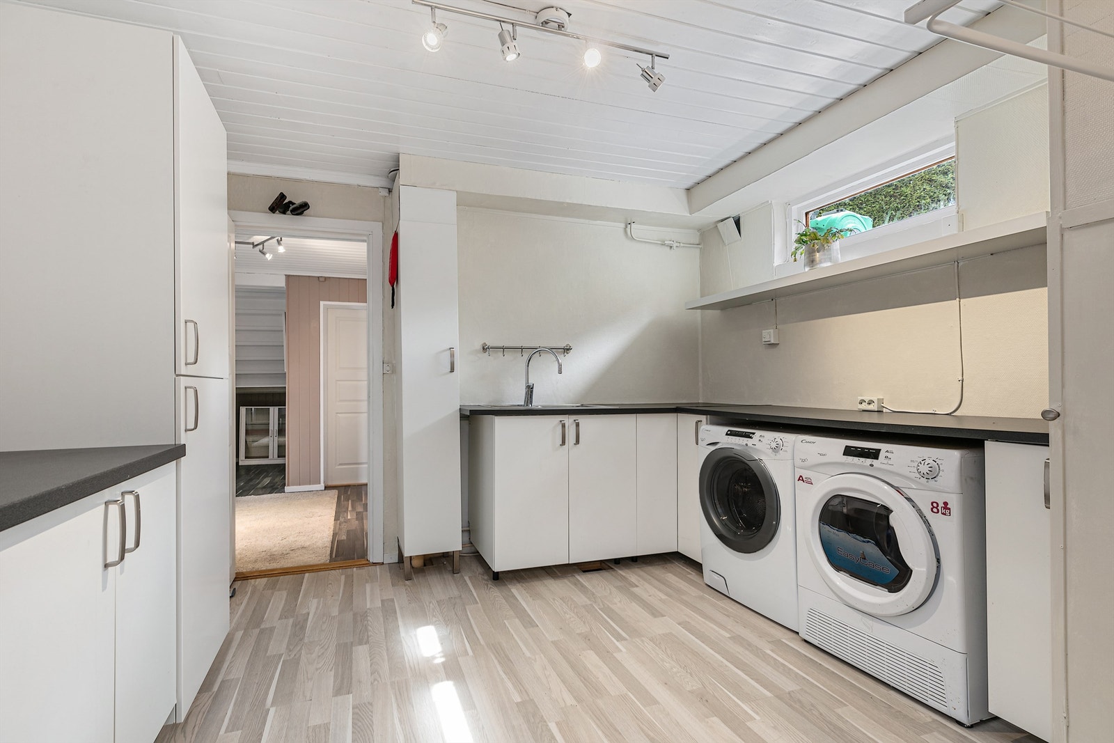 Romslig vaskerom med fin oppbevaringsplass. Kjekke arbeidsbenker for sammenlegging av tøy etter vask. Galleribilde