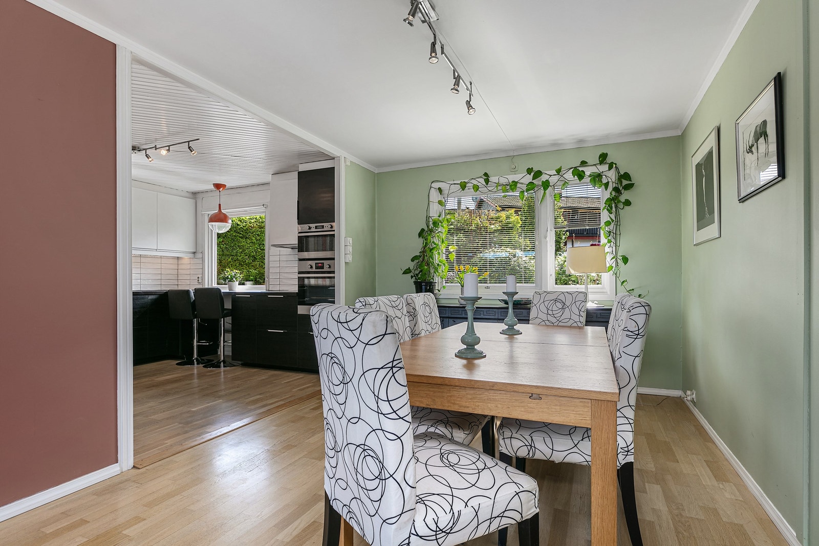 Spisestueplassen er rett utenfor kjøkkenet noe som er praktisk ved hyggelige middagsselskaper med familie og venner Galleribilde