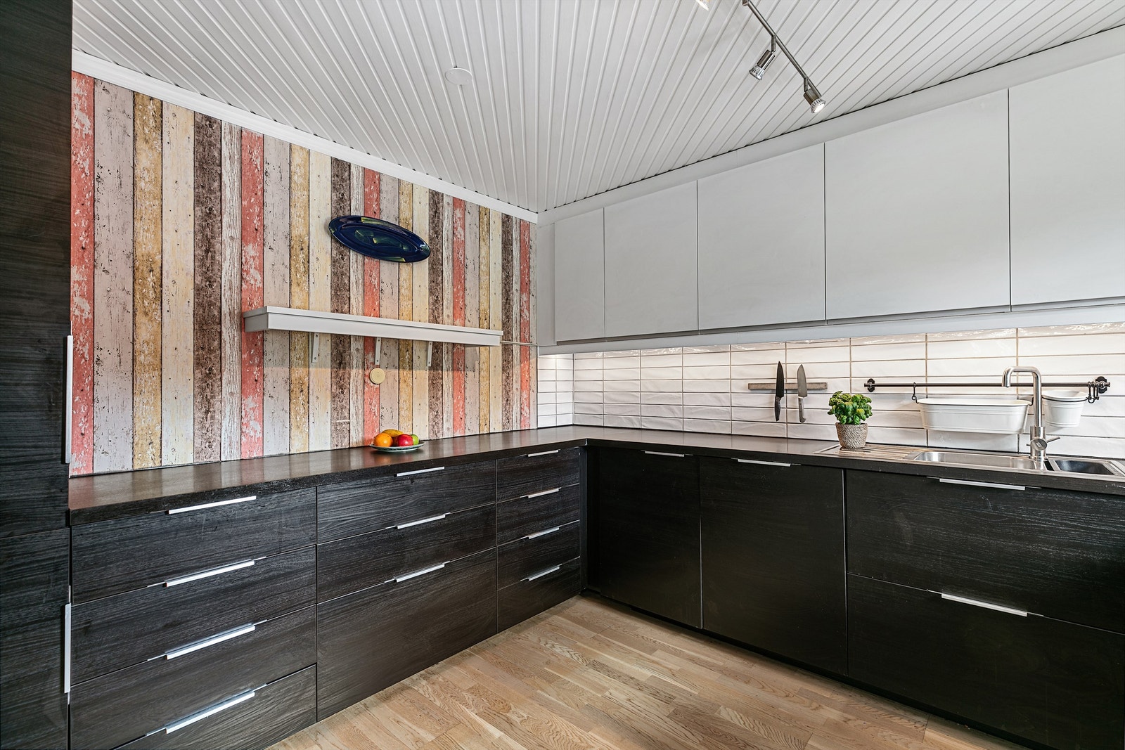 Kjøkkenet har store fine arbeidsflater og god plass for matlaging til både hverdag og fest Galleribilde