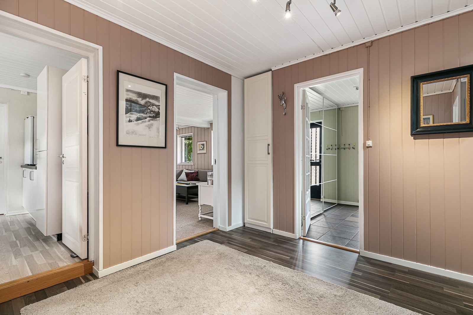 Hall i u.etg med adkomst til nesten alle etasjens rom Galleribilde