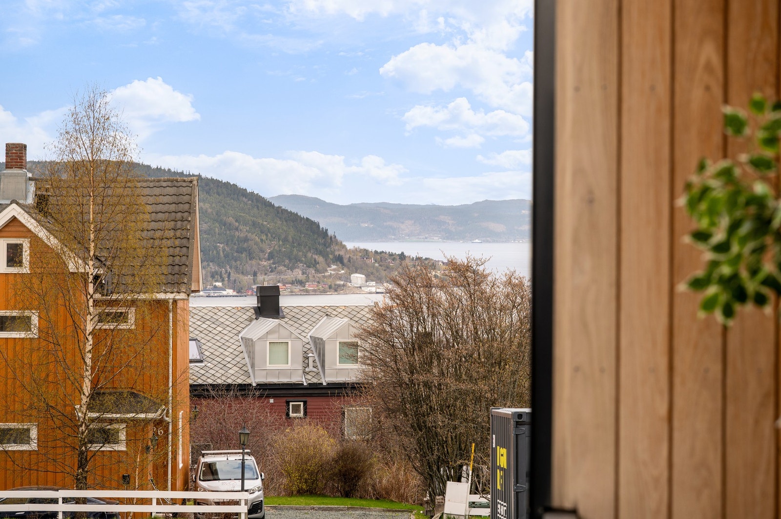Herfra har man gode solforhold, og litt utsikt. Verandaen vender sør-vest. Galleribilde