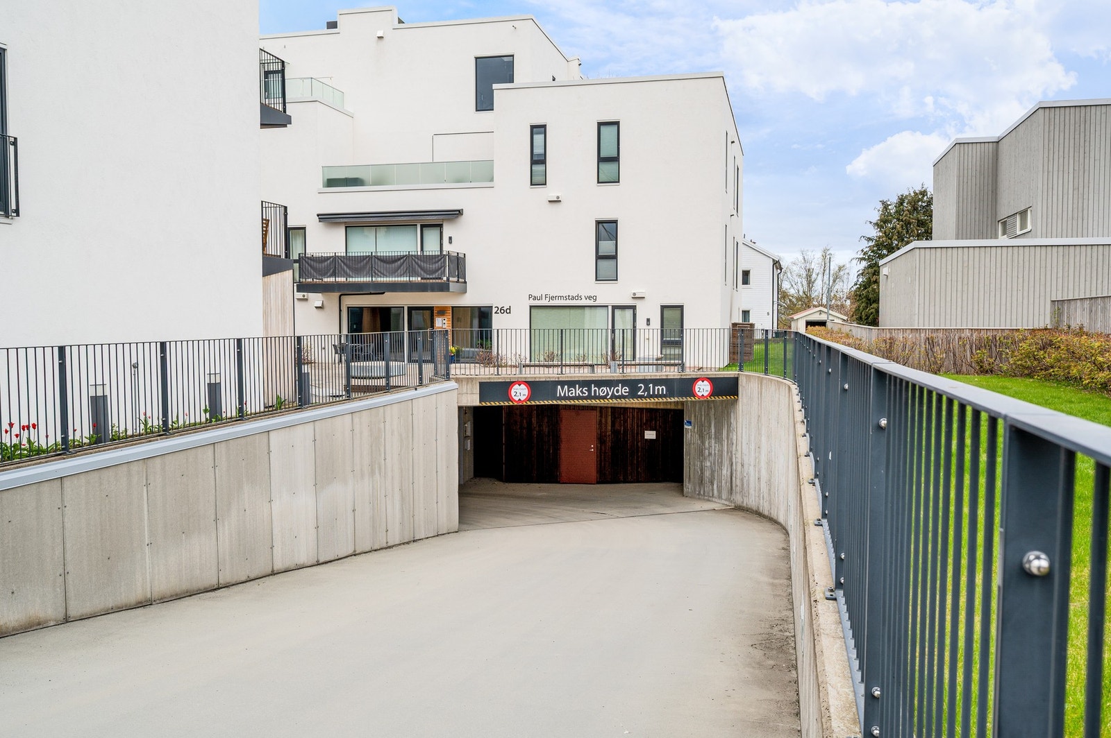 Innkjøring til parkeringskjeller. Galleribilde