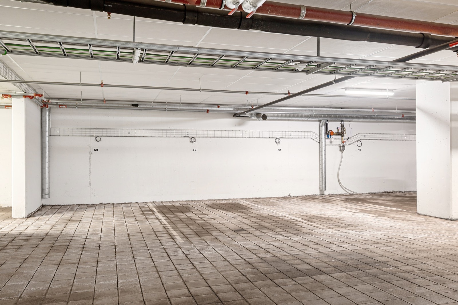 Biloppstillingsplass i p-kjeller følger leiligheten. Galleribilde