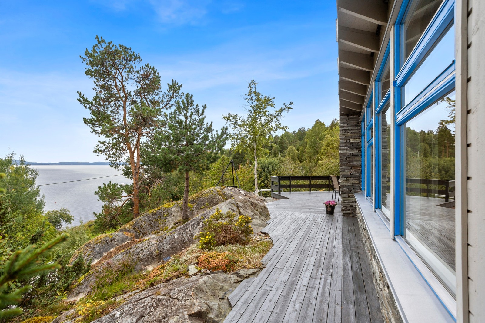 Hytten er omgitt av naturtomt med både berg og vegetasjon. Galleribilde