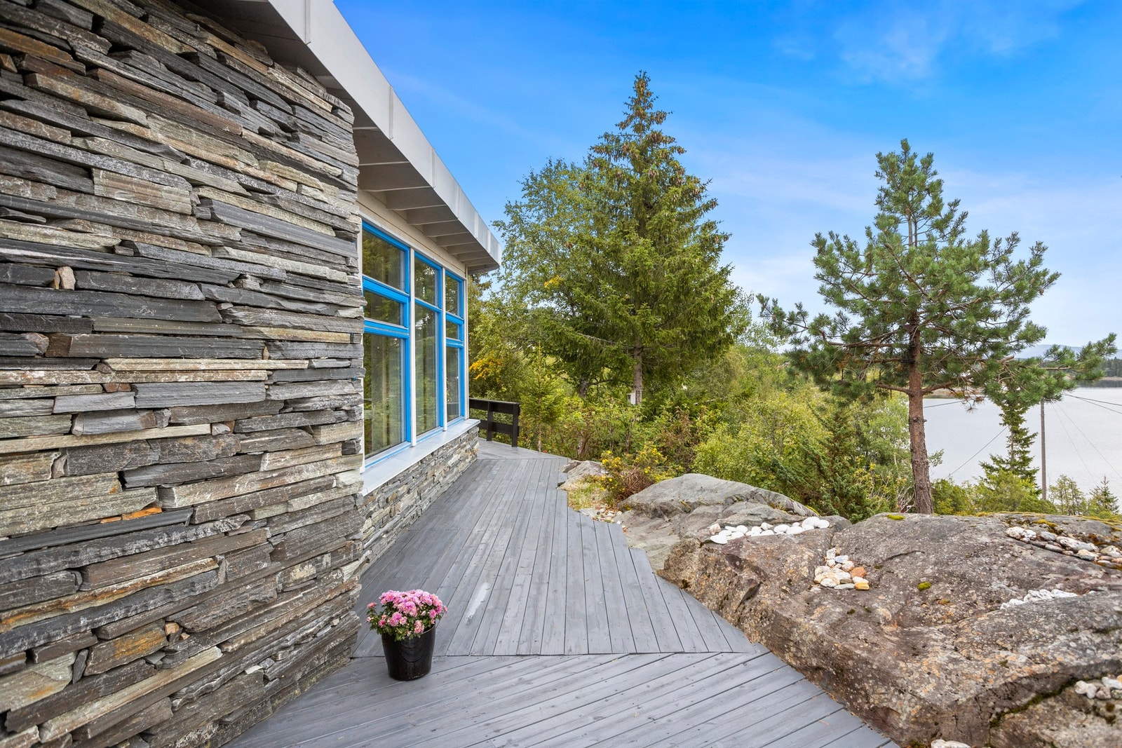 Tørrmuren langs deler av fasaden er en flott detalj som underbygger tanken om at bygningen skal være anonym i terrenget. Galleribilde