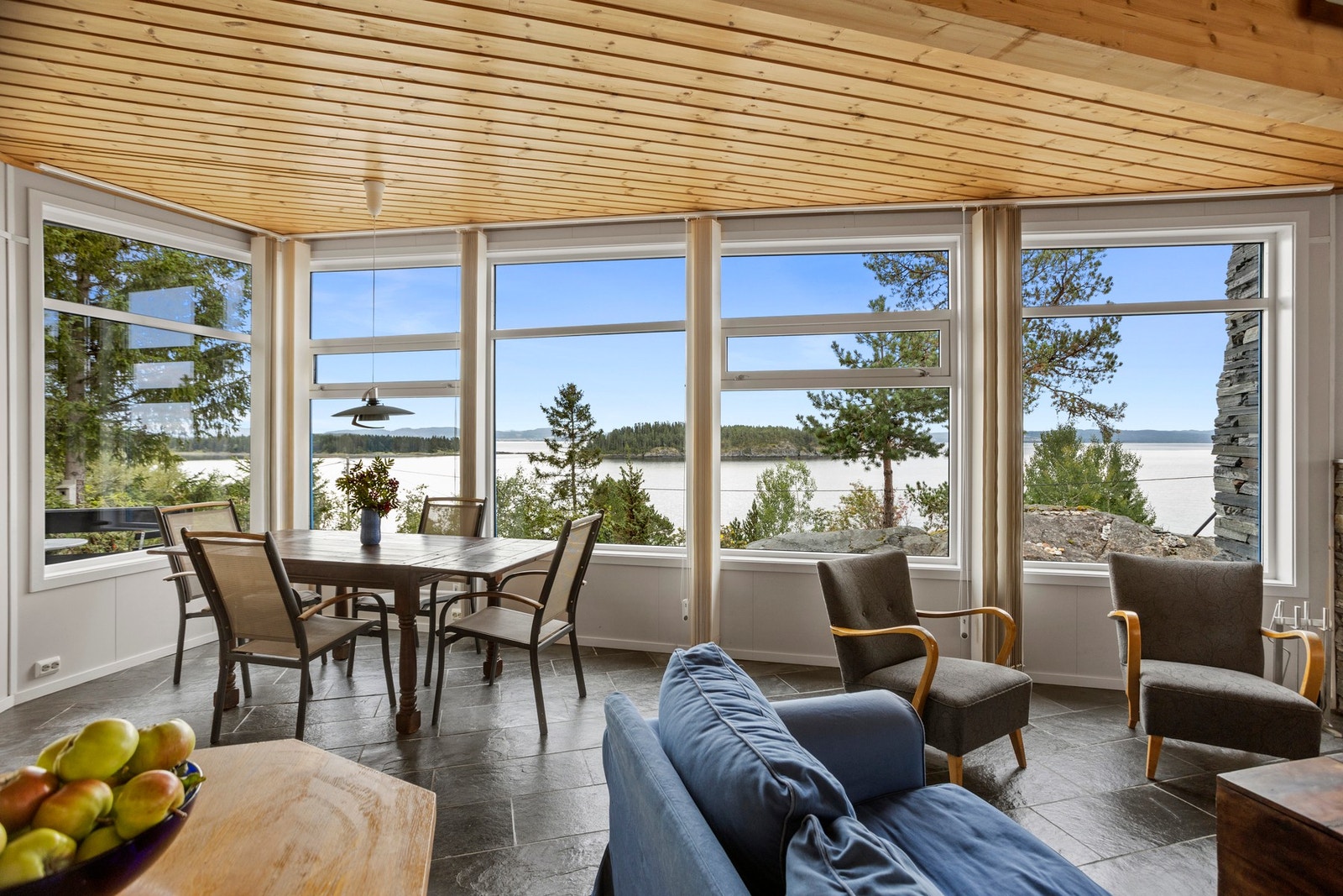 De store vindusflatene lar utsikten stå i fokus og naturen danner et flott bilde som endrer seg med årstidene! Galleribilde