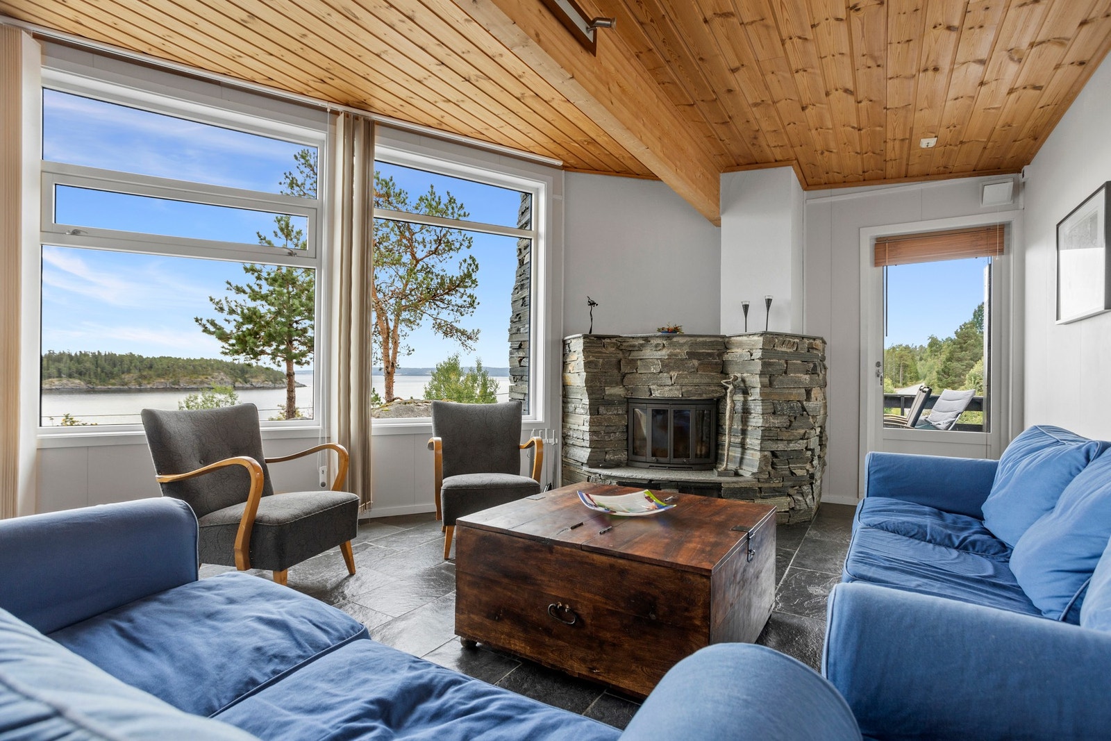 I tillegg til gulvvarme, er det oppvarming fra peisinnsats med tørrmur av skifer i rundt. Galleribilde