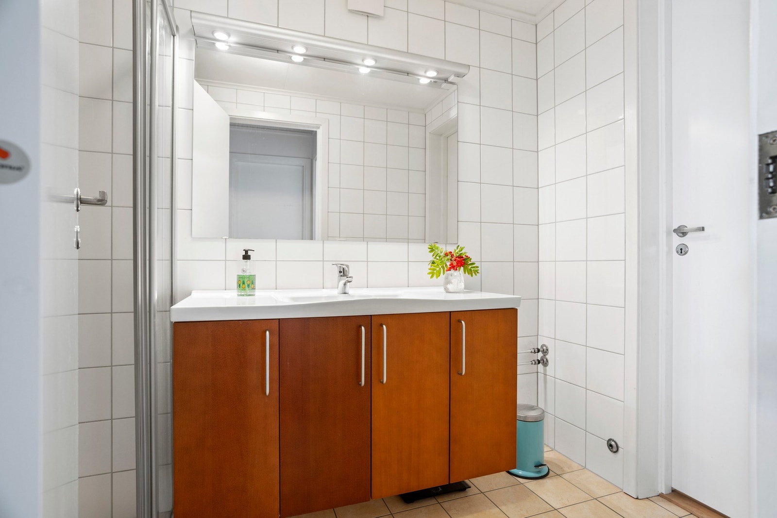 Tidløse flis- og materialvalg på badet. Galleribilde