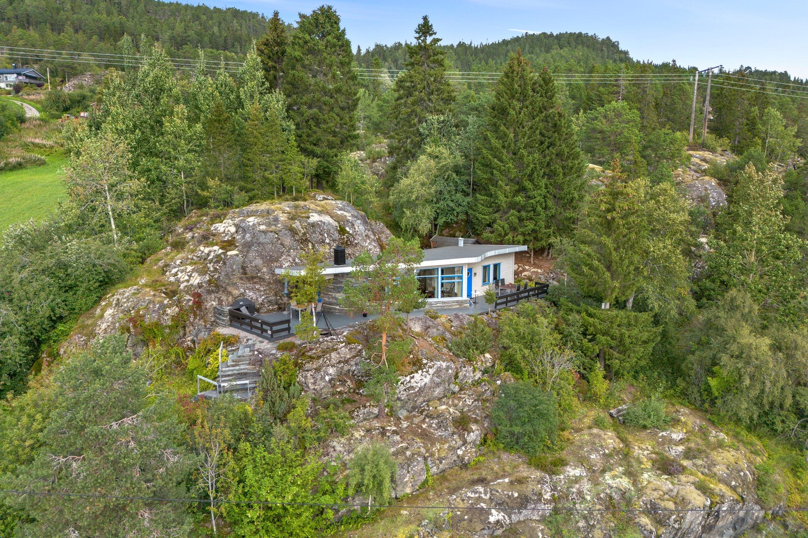 Nedenfor hytta finner man et platå med en hyggelig sitteplass. Galleribilde