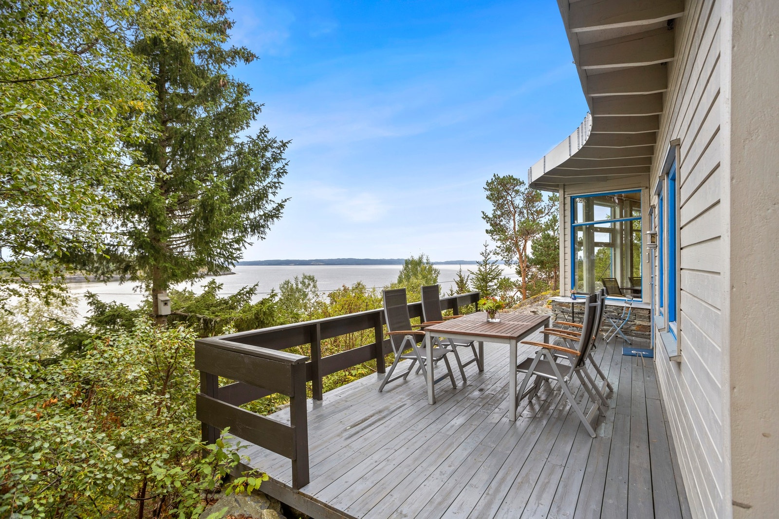 Ved hyttas inngangsparti finner man også plass for en møbelsone. Galleribilde