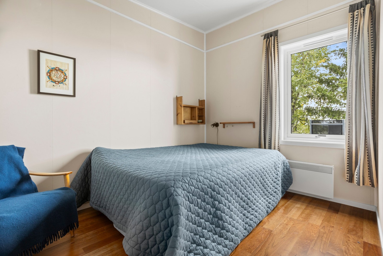 Romslig hovedsoverom på ca. 8 kvm. Plass for både dobbeltseng og garderobeskap. Galleribilde