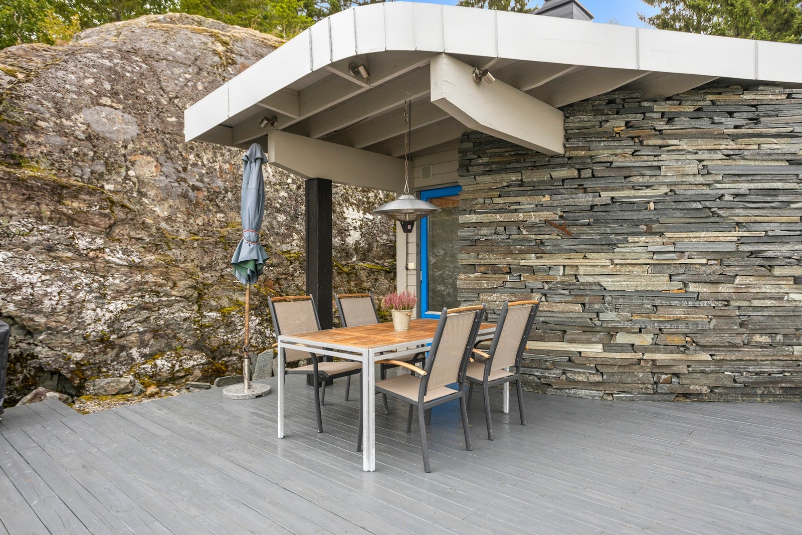 Delvis takoverbygget uteområde med tilgang til stuen via verandadør. Galleribilde