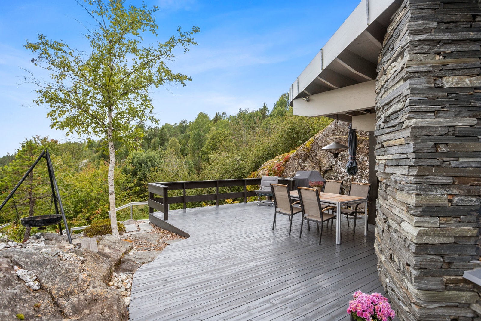 Plattingens størrelse gir rom for inndeling i flere møbelsoner, samt mulighet til å flytte seg etter solen. Galleribilde