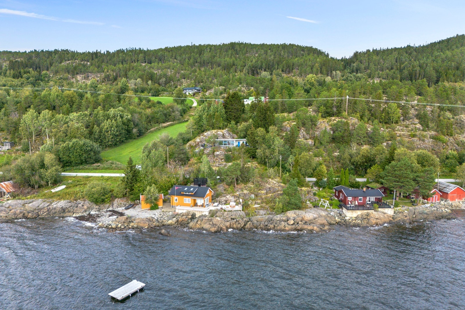 Hytten er tegnet slik at den er nedfelt i terrenget og glir sammen med naturen. Galleribilde