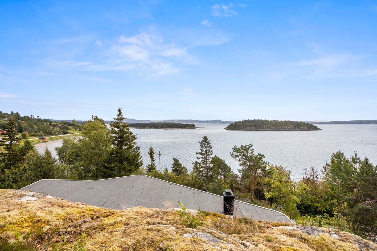 Flott utsiktspunkt over hytta. Herfra ser man ned i Skjevikbukta, en populær badestrand. Galleribilde