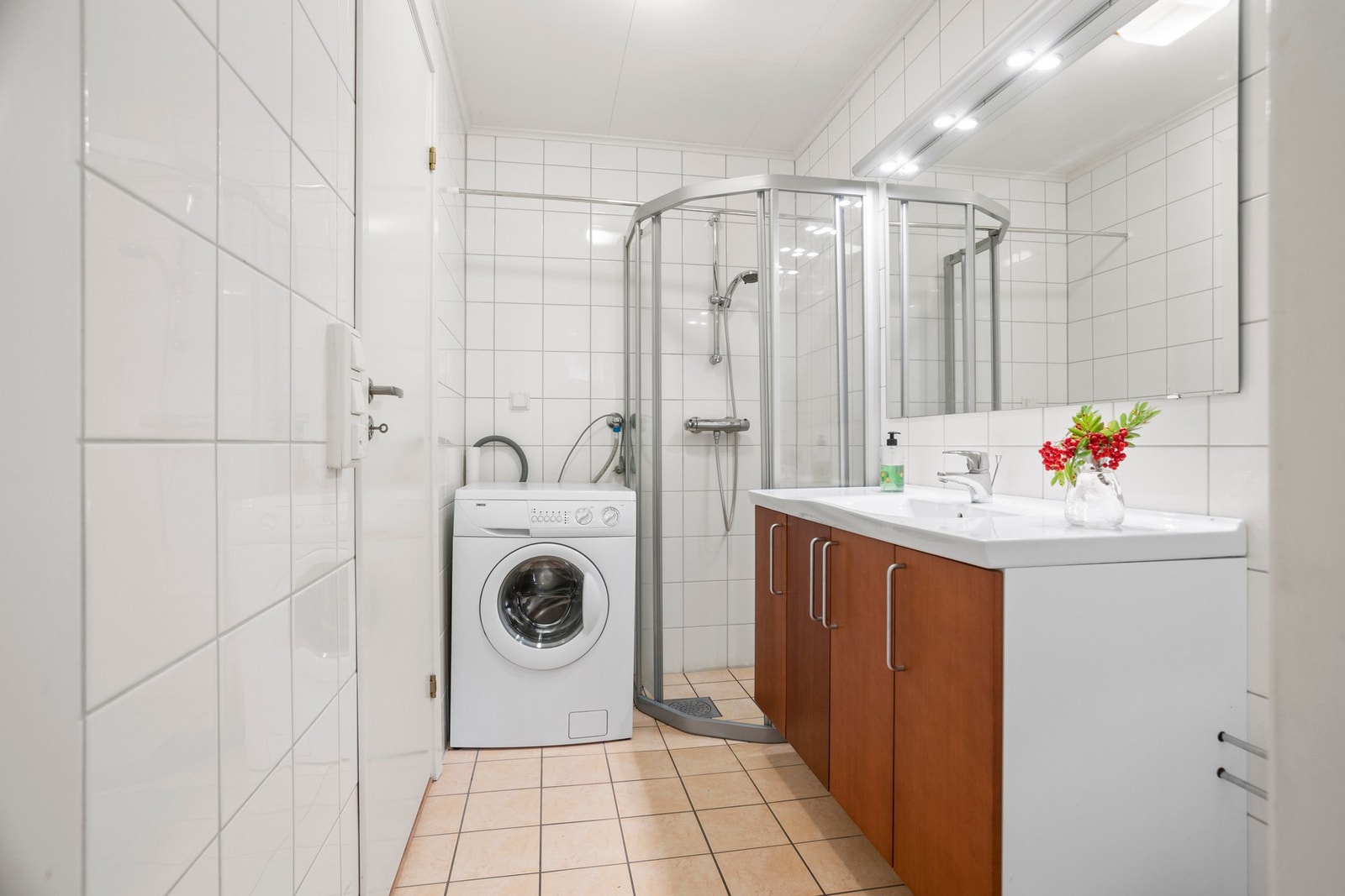 Bad- 3,5 kvm. Utstyrt med dusjhjørne, servantskap og opplegg for vaskemaskin. Galleribilde