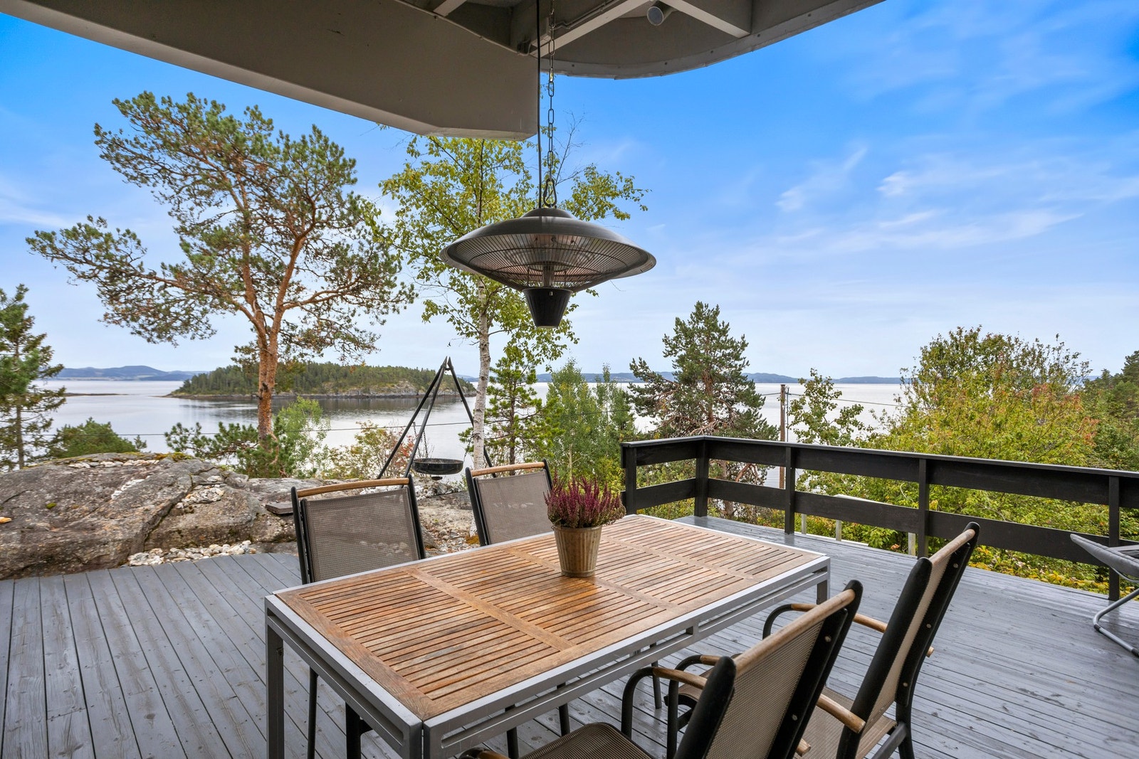 Den store terrassen på 57 kvm går langs hele fremsiden av hytten! Galleribilde