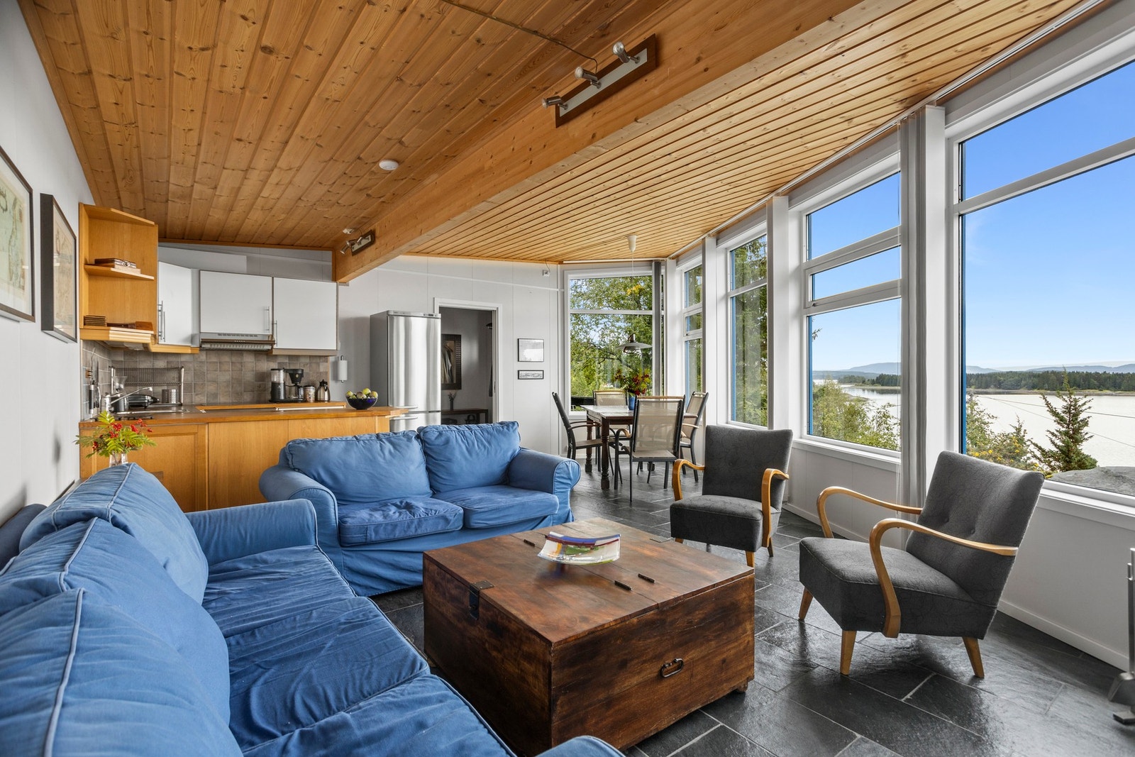 Åpen stue-/kjøkkenløsning - ca 33,5 kvm. En sosial sone som innbyr til hyggelige dager også når været ikke er det beste. Galleribilde