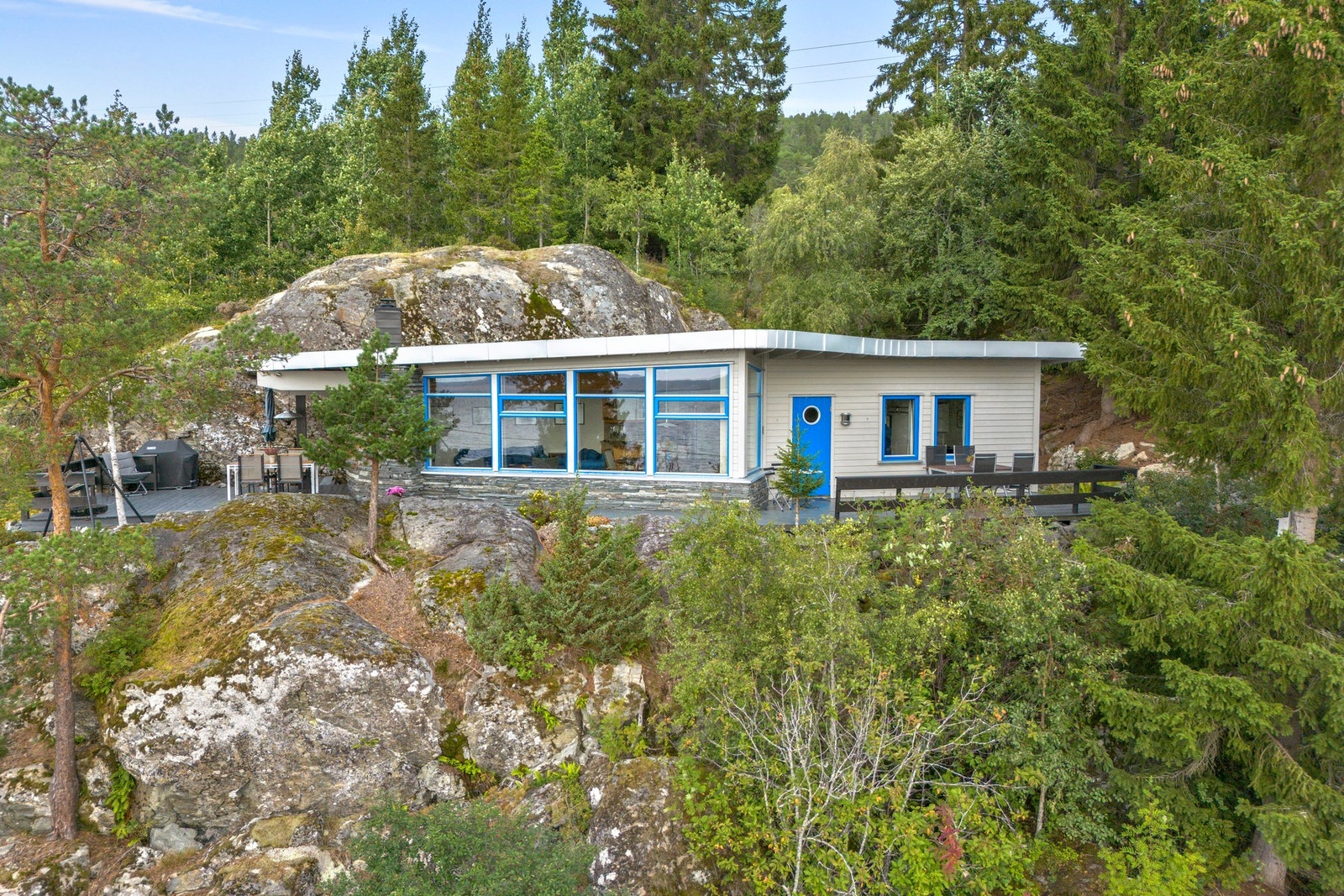 Eiendommen består av to bruksnummer, og samlet areal er ca. 1.470 kvm. Galleribilde