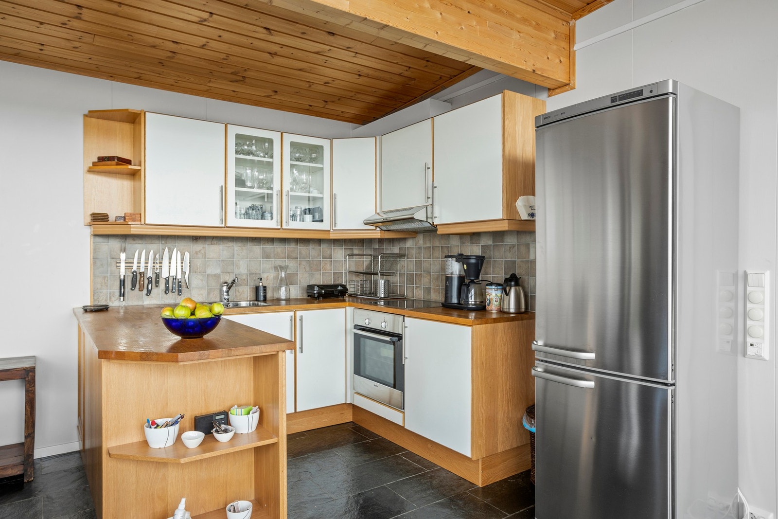 Pent og praktisk kjøkken med gode arbeidsflater. Galleribilde