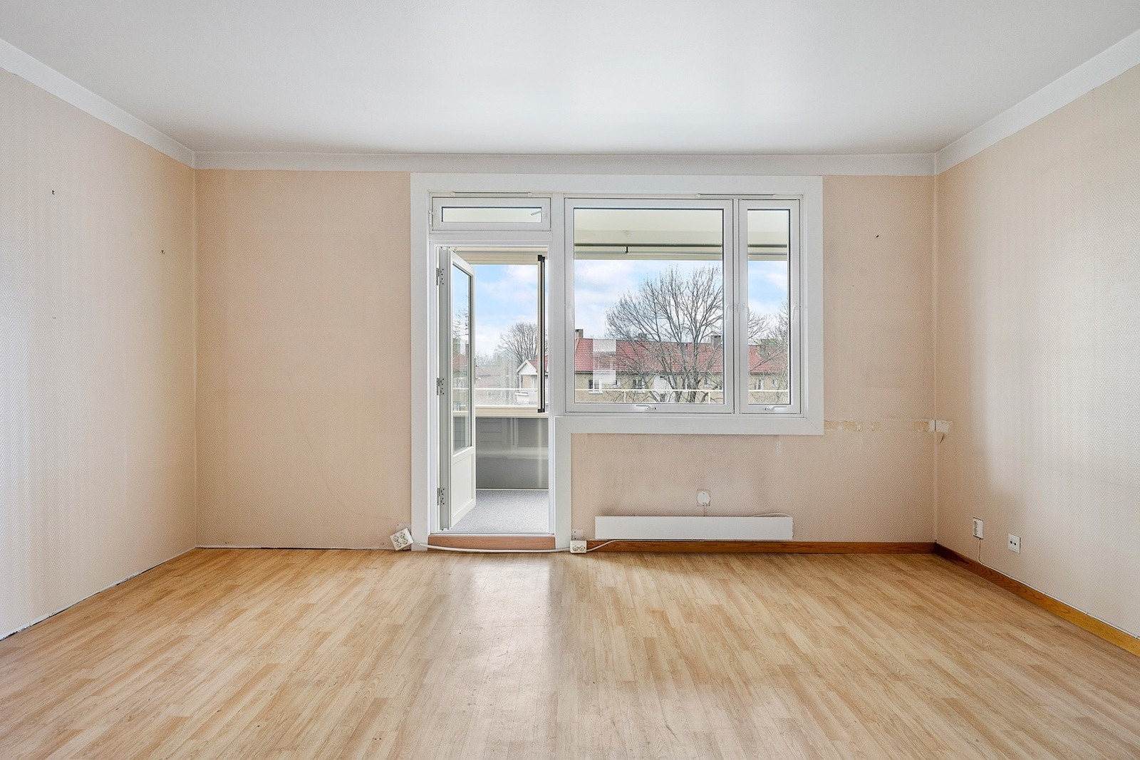 Store vindusflater og balkongdør slipper inn rikelig med naturlig lys. Galleribilde