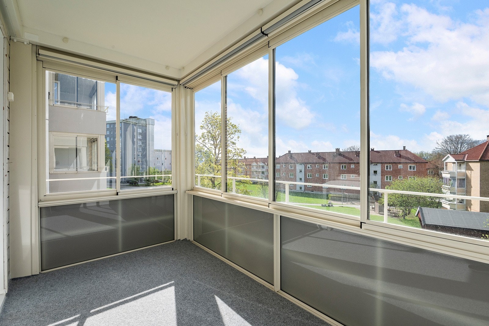 God plass til utemøbler på balkongen. Galleribilde