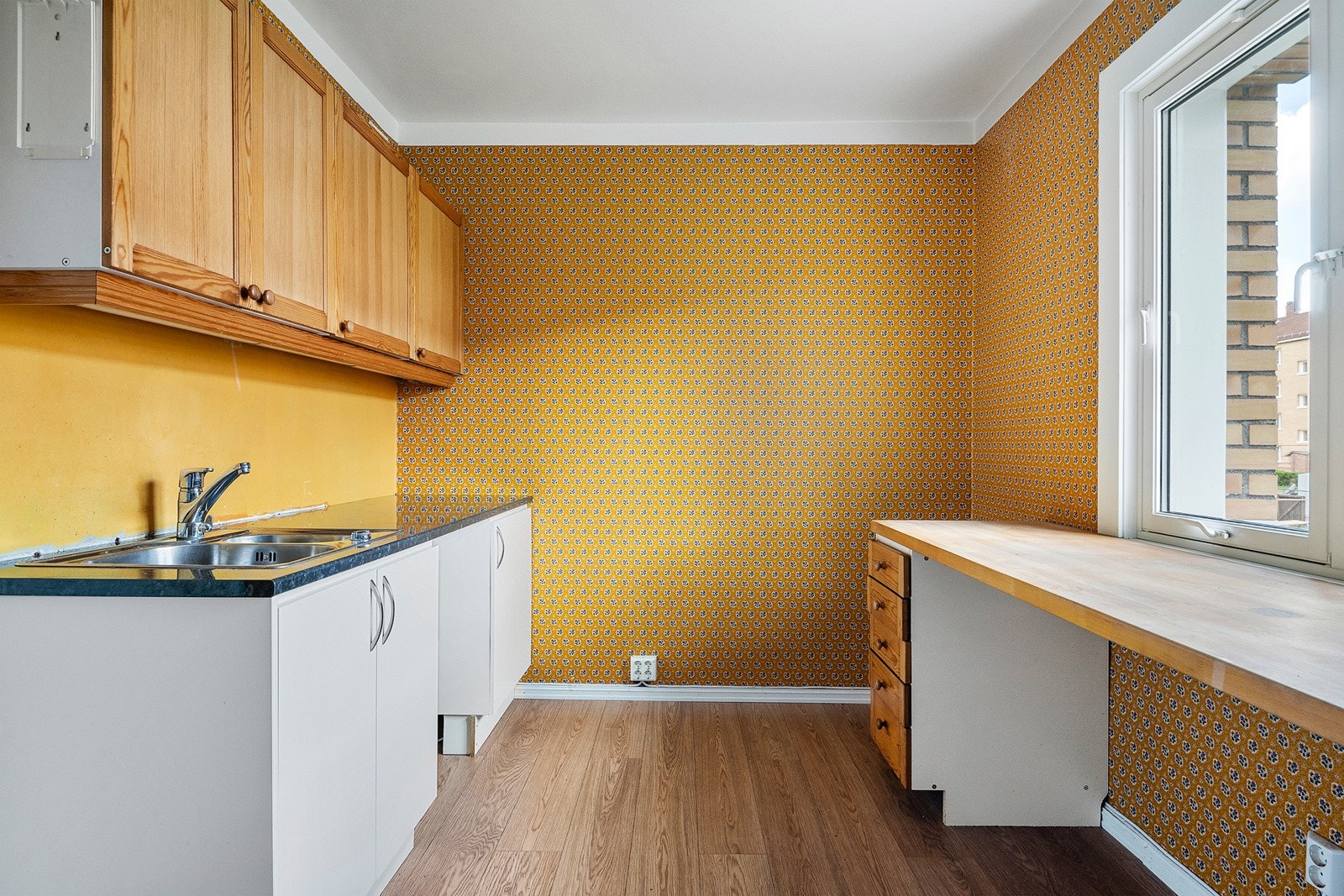 Kjøkkenet fremstår som eldre og gir en fin mulighet for modernisering etter egne ønske. Galleribilde