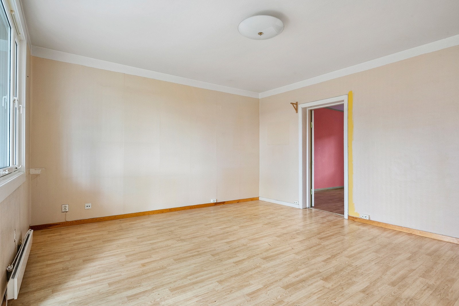 Stuen er stor og lys med gode innredningsmuligheter Galleribilde