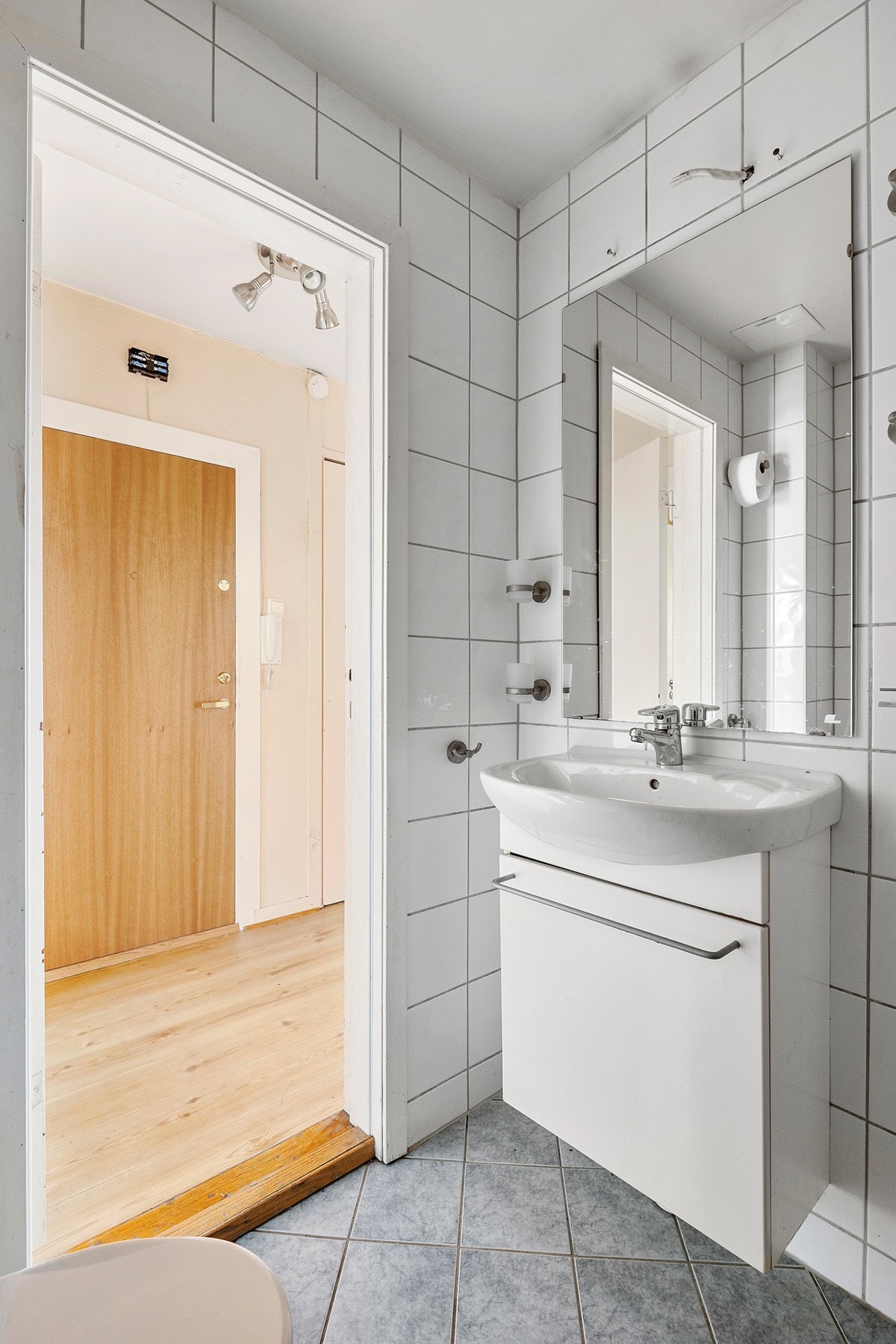 Enkel servant med skuffer og speil over. Galleribilde