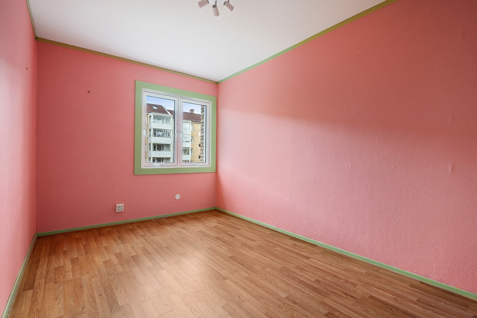 God plass til dobbeltseng, nattbord og garderobeskap. Galleribilde