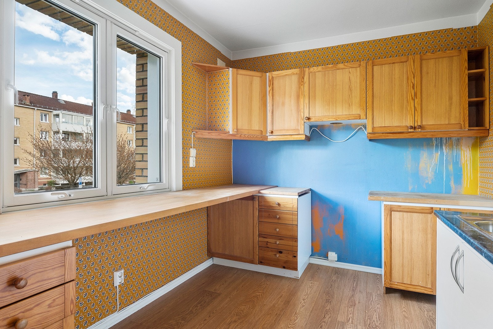 Kjøkken med god plass til overskap og godt med benk -og skuffeplass. Galleribilde