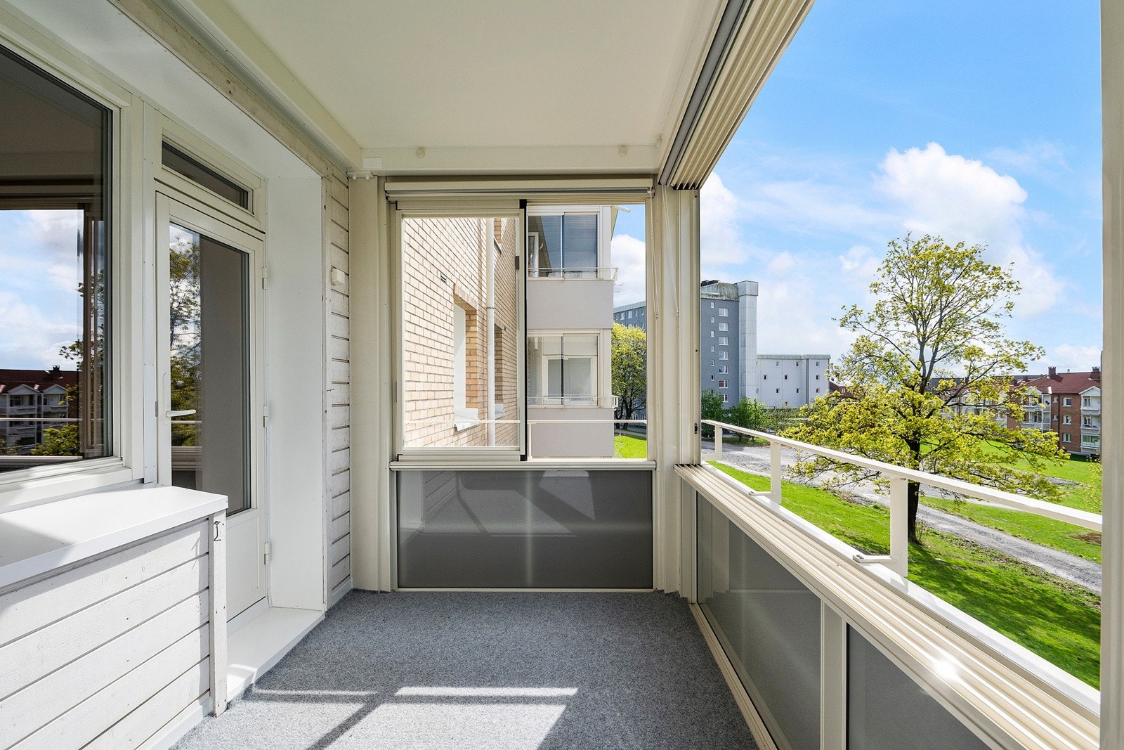 Stor og flott innglasset balkong med utgang fra stuen. Galleribilde