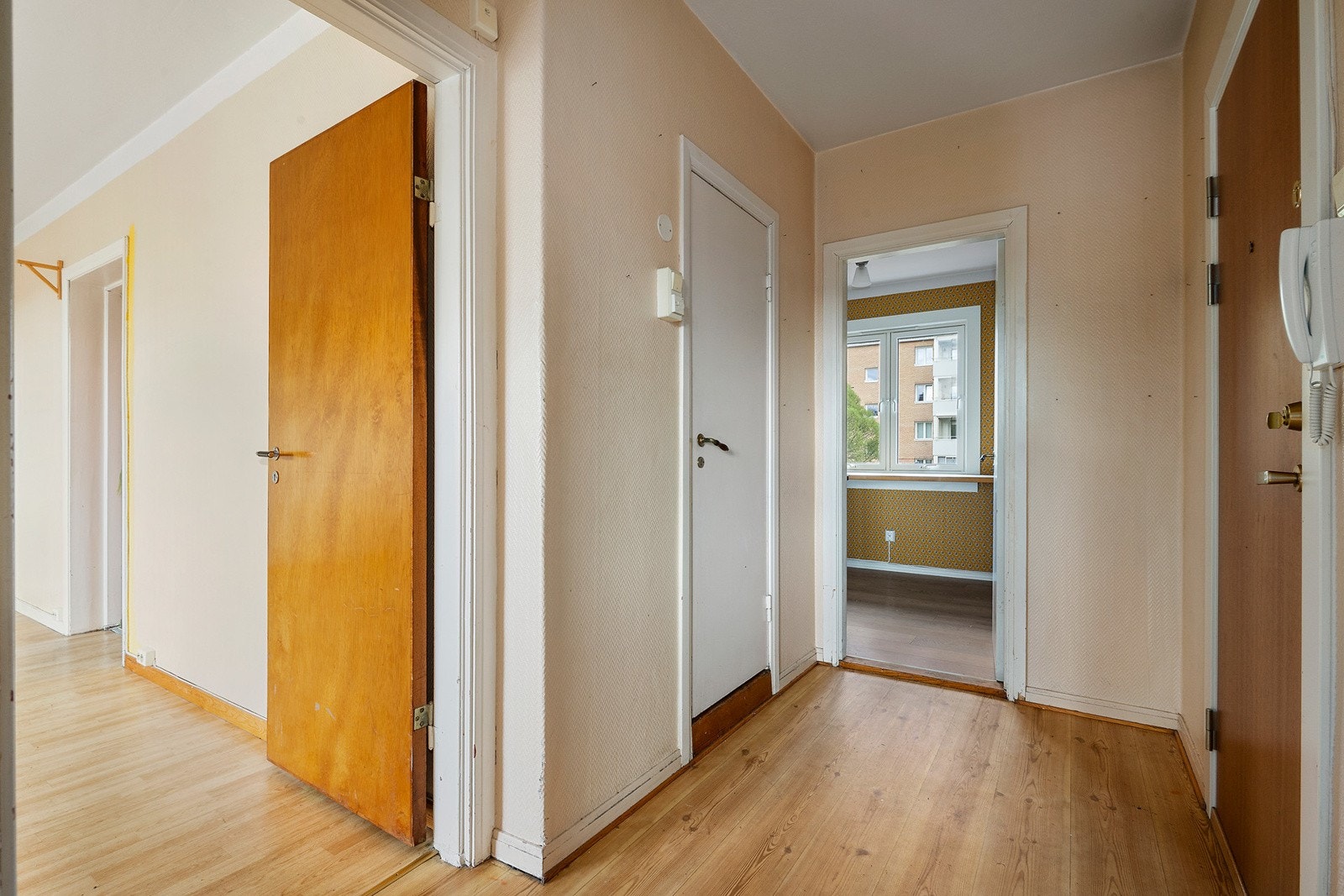 God plass til å henge fra seg yttertøy i entré. Galleribilde