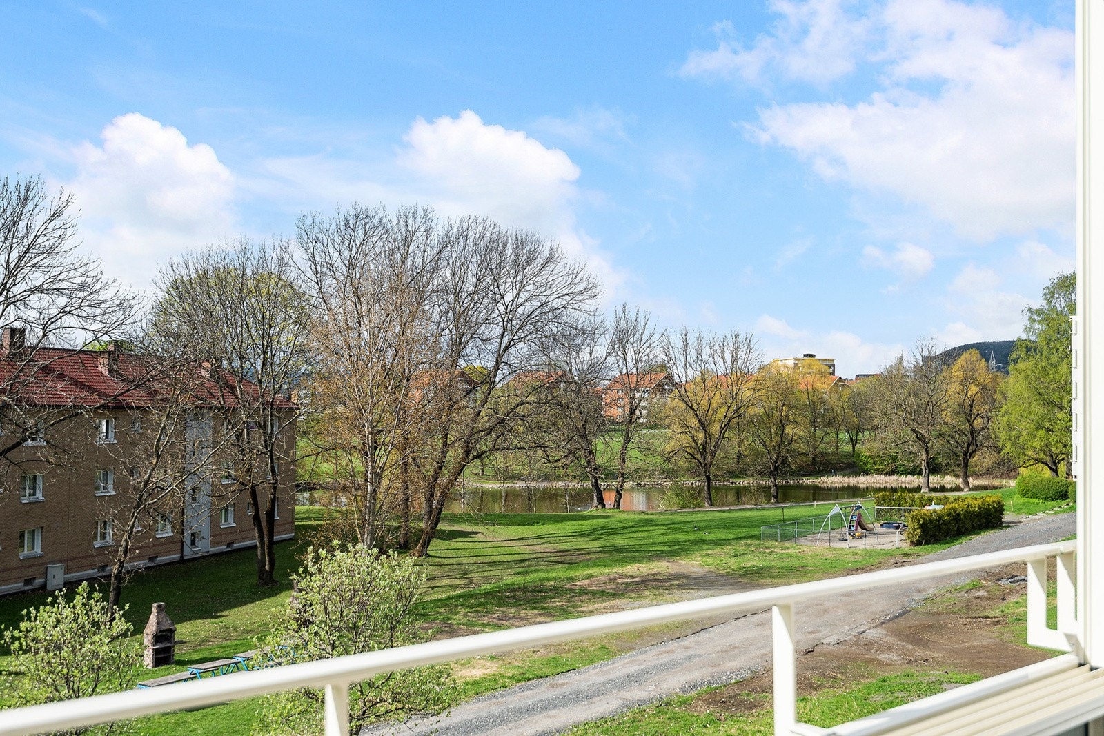 Utsikt fra balkongen mot Hovindammen. Galleribilde