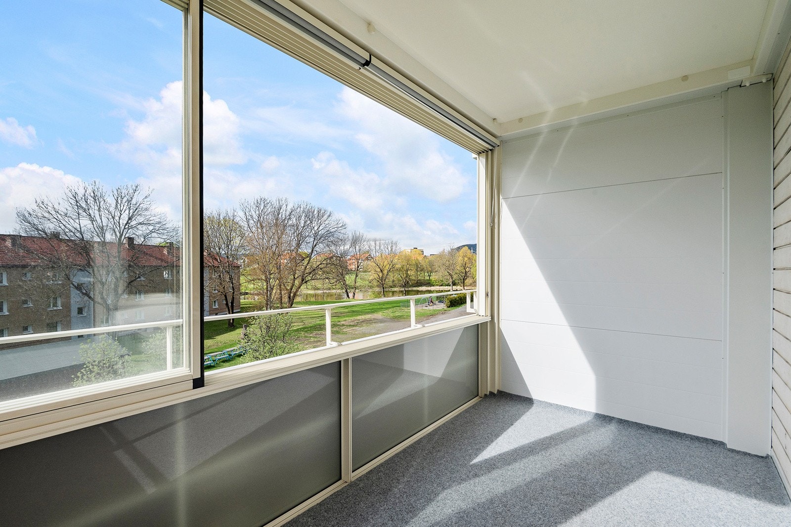 Fra balkongen er det fin utsikt utover grønne områder, hovindammen og et hygelig nabolag Galleribilde