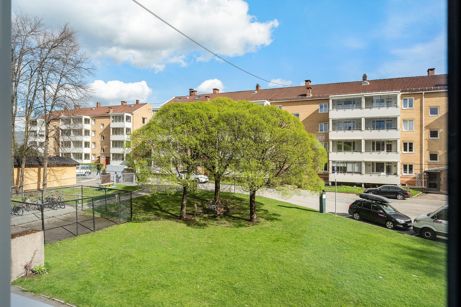 Pent opparbeidet grøntarealer rundt boligen. Galleribilde