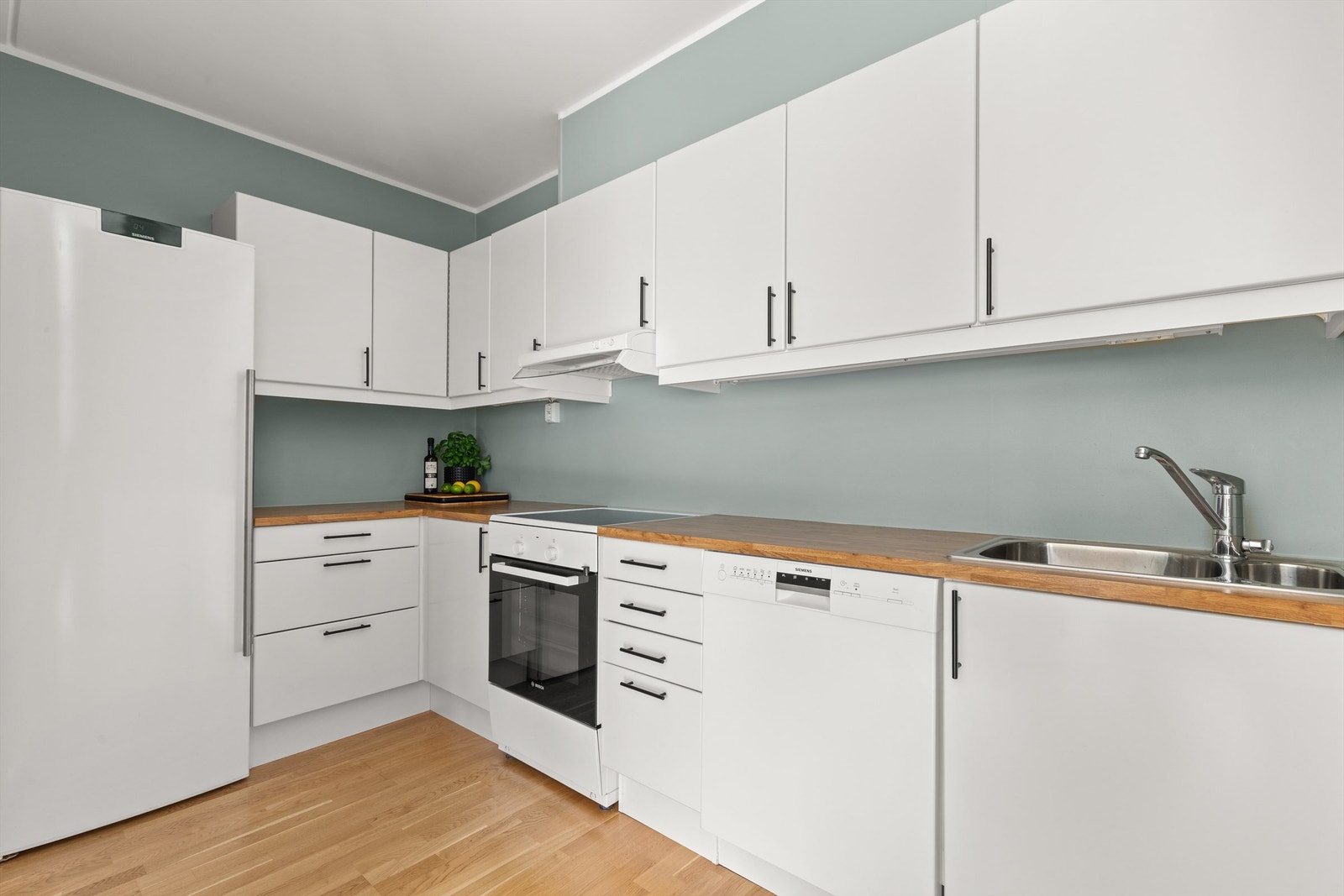 Kjøkkenet er holdt i en sosial, delvis åpen løsning mot stuen, der du har god kommunikasjon med gjestene mens middagen lages. Galleribilde