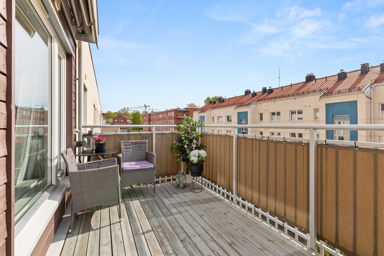 Balkongen vender mot sydvest og er på ca. 8 kvm. Her er det god plass til å møblere med en sittegruppe der årets varme dager kan nytes. Selger informerer om gode solforhold med sol fra morgen til rundt 16:00. Galleribilde