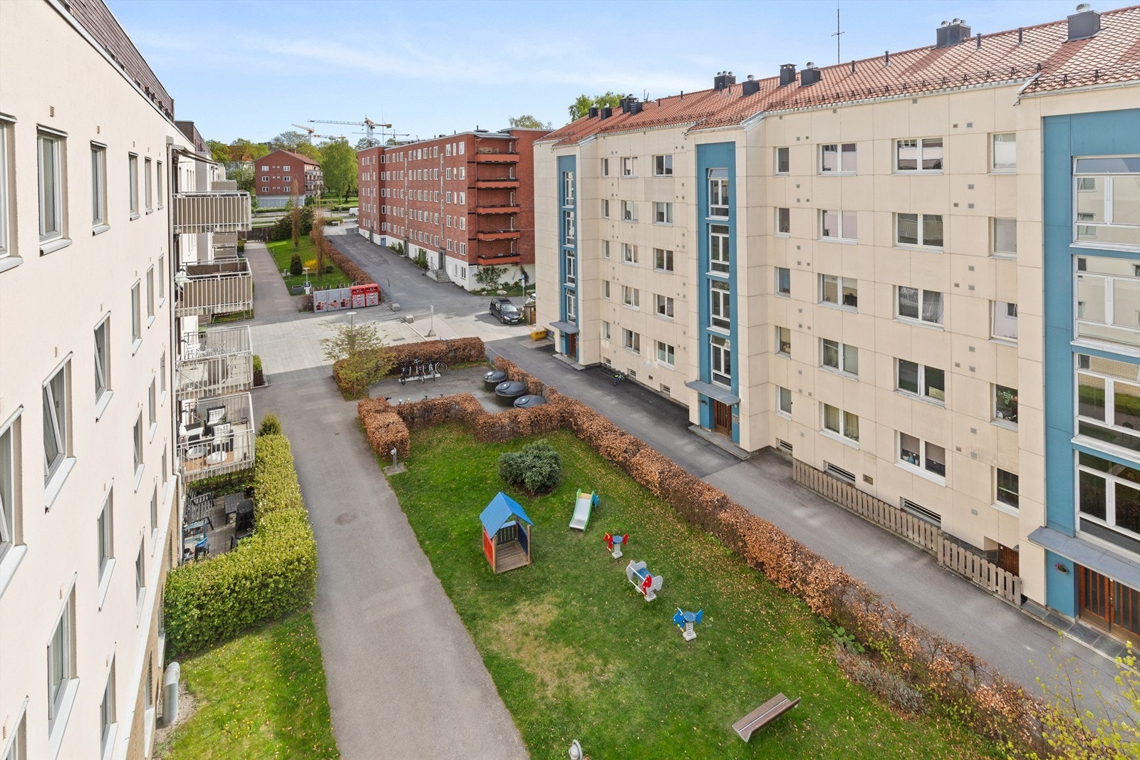 Fra balkongen er det hyggelig utsyn over borettslagets fellesområder. Galleribilde