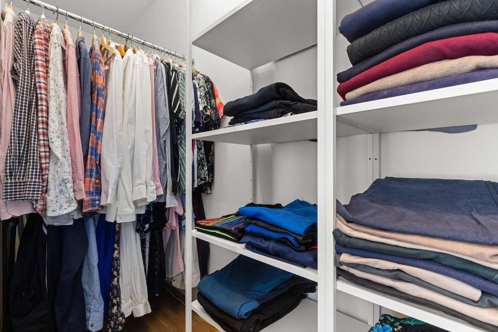 Rommet har også en romslig walk-in garderobe med svært gode oppbevaringsmuligheter. Galleribilde